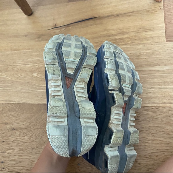 On Cloud running shoes - Picture 3 of 6